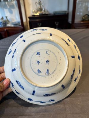 A Chinese blue and white 'hunting scene' 'klapmuts' bowl and a vase with a silver cover, Kangxi — 照片 19
