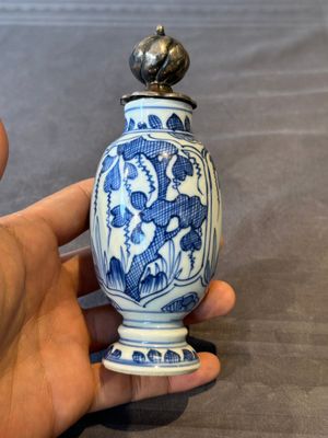 A Chinese blue and white 'hunting scene' 'klapmuts' bowl and a vase with a silver cover, Kangxi — 照片 2