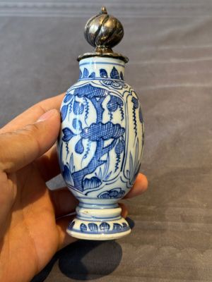 A Chinese blue and white 'hunting scene' 'klapmuts' bowl and a vase with a silver cover, Kangxi — 照片 3