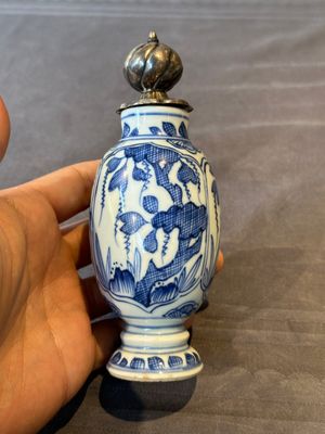A Chinese blue and white 'hunting scene' 'klapmuts' bowl and a vase with a silver cover, Kangxi — 照片 4
