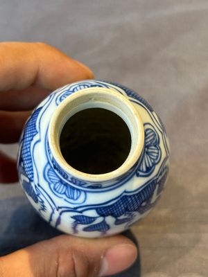 A Chinese blue and white 'hunting scene' 'klapmuts' bowl and a vase with a silver cover, Kangxi — 照片 5
