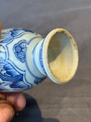 A Chinese blue and white 'hunting scene' 'klapmuts' bowl and a vase with a silver cover, Kangxi — 照片 7
