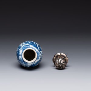 A Chinese blue and white 'hunting scene' 'klapmuts' bowl and a vase with a silver cover, Kangxi — 照片 4