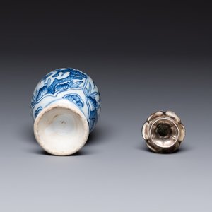 A Chinese blue and white 'hunting scene' 'klapmuts' bowl and a vase with a silver cover, Kangxi — 照片 5