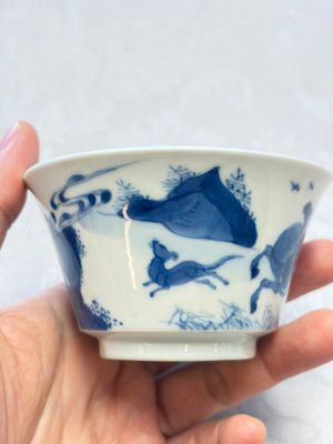 A Chinese blue and white 'Hunting Scene' tea bowl and saucer — photo 2