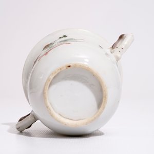 A Chinese blue and white immortal plate and a famille verte double handle cup, Kangxi — photo 11