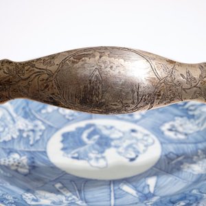 A Chinese blue and white immortal plate and a famille verte double handle cup, Kangxi — photo 3
