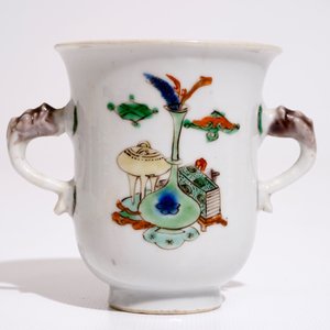 A Chinese blue and white immortal plate and a famille verte double handle cup, Kangxi — photo 8