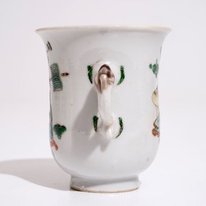 A Chinese blue and white immortal plate and a famille verte double handle cup, Kangxi — photo 9