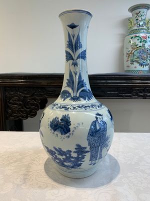 A Chinese blue and white 'immortals' bottle vase, Transitional period — photo 4