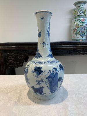 A Chinese blue and white 'immortals' bottle vase, Transitional period — photo 5