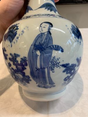 A Chinese blue and white 'immortals' bottle vase, Transitional period — photo 8