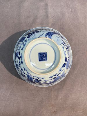 A Chinese blue and white 'immortals' bowl, Yongzheng/Qianlong — photo 6
