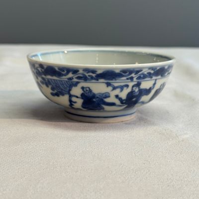 A Chinese blue and white 'Immortals' shallow bowl — photo 2