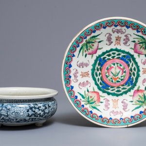 A Chinese blue and white incense burner and a famille rose dish, 19th C. — 照片 1