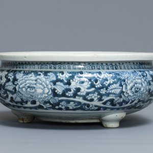 A Chinese blue and white incense burner and a famille rose dish, 19th C. — 照片 5