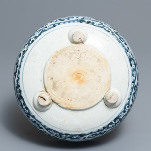 A Chinese blue and white incense burner and a famille rose dish, 19th C. — 照片 9