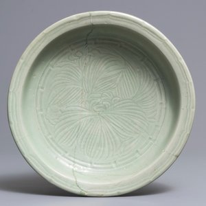 A Chinese blue and white incense burner and a Longquan celadon dish, Ming — 照片 2