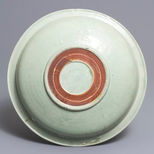 A Chinese blue and white incense burner and a Longquan celadon dish, Ming — 照片 3
