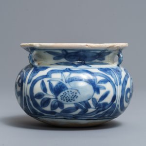 A Chinese blue and white incense burner and a Longquan celadon dish, Ming — 照片 4