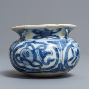 A Chinese blue and white incense burner and a Longquan celadon dish, Ming — 照片 7