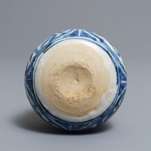 A Chinese blue and white incense burner and a Longquan celadon dish, Ming — 照片 9