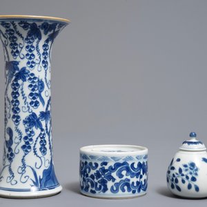 A Chinese blue and white inkwell and two vases, Kangxi — photo 3