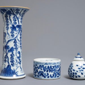 A Chinese blue and white inkwell and two vases, Kangxi — photo 4
