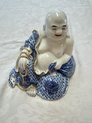 A Chinese blue and white, iron-red and gilt-decorated Milefo Buddha, Fu Jian Hui Guan 福建會館 and You Lin Ji Zhi 游林記製 marks, 20th C. — photo 1