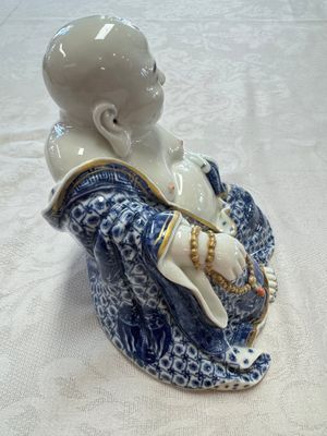 A Chinese blue and white, iron-red and gilt-decorated Milefo Buddha, Fu Jian Hui Guan 福建會館 and You Lin Ji Zhi 游林記製 marks, 20th C. — photo 2