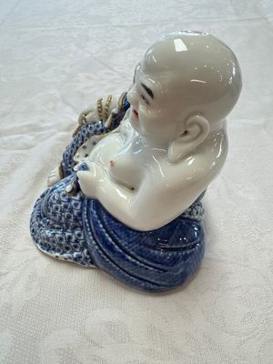 A Chinese blue and white, iron-red and gilt-decorated Milefo Buddha, Fu Jian Hui Guan 福建會館 and You Lin Ji Zhi 游林記製 marks, 20th C. — photo 4
