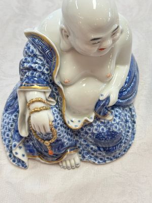 A Chinese blue and white, iron-red and gilt-decorated Milefo Buddha, Fu Jian Hui Guan 福建會館 and You Lin Ji Zhi 游林記製 marks, 20th C. — photo 5