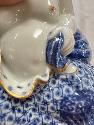A Chinese blue and white, iron-red and gilt-decorated Milefo Buddha, Fu Jian Hui Guan 福建會館 and You Lin Ji Zhi 游林記製 marks, 20th C. — photo 7