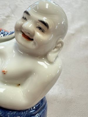 A Chinese blue and white, iron-red and gilt-decorated Milefo Buddha, Fu Jian Hui Guan 福建會館 and You Lin Ji Zhi 游林記製 marks, 20th C. — photo 8