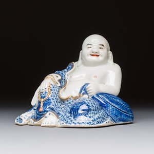 A Chinese blue and white, iron-red and gilt-decorated Milefo Buddha, Fu Jian Hui Guan 福建會館 and You Lin Ji Zhi 游林記製 marks, 20th C. — photo 1