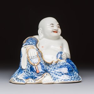 A Chinese blue and white, iron-red and gilt-decorated Milefo Buddha, Fu Jian Hui Guan 福建會館 and You Lin Ji Zhi 游林記製 marks, 20th C. — photo 2
