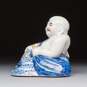 A Chinese blue and white, iron-red and gilt-decorated Milefo Buddha, Fu Jian Hui Guan 福建會館 and You Lin Ji Zhi 游林記製 marks, 20th C. — photo 3