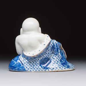 A Chinese blue and white, iron-red and gilt-decorated Milefo Buddha, Fu Jian Hui Guan 福建會館 and You Lin Ji Zhi 游林記製 marks, 20th C. — photo 4