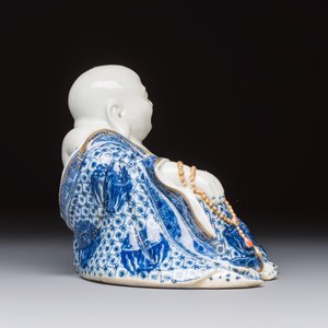 A Chinese blue and white, iron-red and gilt-decorated Milefo Buddha, Fu Jian Hui Guan 福建會館 and You Lin Ji Zhi 游林記製 marks, 20th C. — photo 5