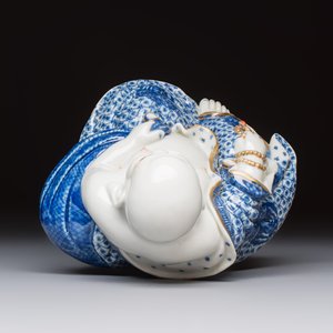 A Chinese blue and white, iron-red and gilt-decorated Milefo Buddha, Fu Jian Hui Guan 福建會館 and You Lin Ji Zhi 游林記製 marks, 20th C. — photo 6