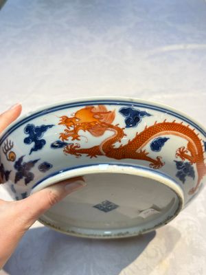 A Chinese blue and white iron-red-decorated 'Dragon' plate, Jing Jin Tang 精進堂 mark, 19th C. — photo 7