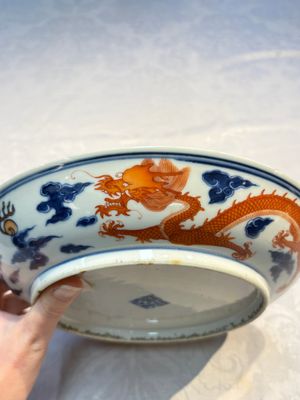 A Chinese blue and white iron-red-decorated 'Dragon' plate, Jing Jin Tang 精進堂 mark, 19th C. — photo 13