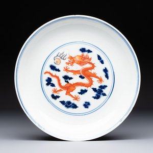 A Chinese blue and white iron-red-decorated 'Dragon' plate, Jing Jin Tang 精進堂 mark, 19th C. — photo 1