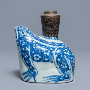 A Chinese blue and white Islamic silver-mounted frog kendi, Wanli — 照片 1