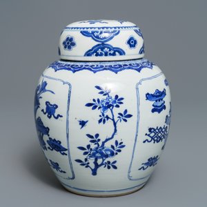 A Chinese blue and white jar and cover with antiquities design, Kangxi — 照片 4