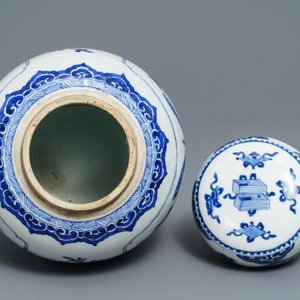 A Chinese blue and white jar and cover with antiquities design, Kangxi — 照片 5