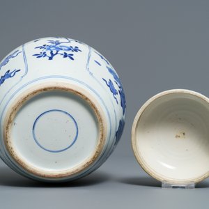 A Chinese blue and white jar and cover with antiquities design, Kangxi — 照片 6