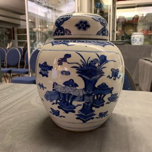 A Chinese blue and white jar and cover with antiquities design, Kangxi — 照片 7