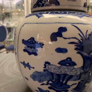 A Chinese blue and white jar and cover with antiquities design, Kangxi — 照片 8