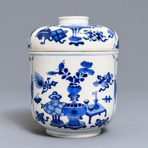 A Chinese blue and white jar and cover with antiquities design, Kangxi — 照片 2